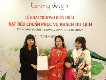 Tân Mỹ Design nhận chứng nhận Đạt Chuẩn Phục Vụ Khách Du Lịch 14.11.2017 - do Sở Du Lịch trao tặng